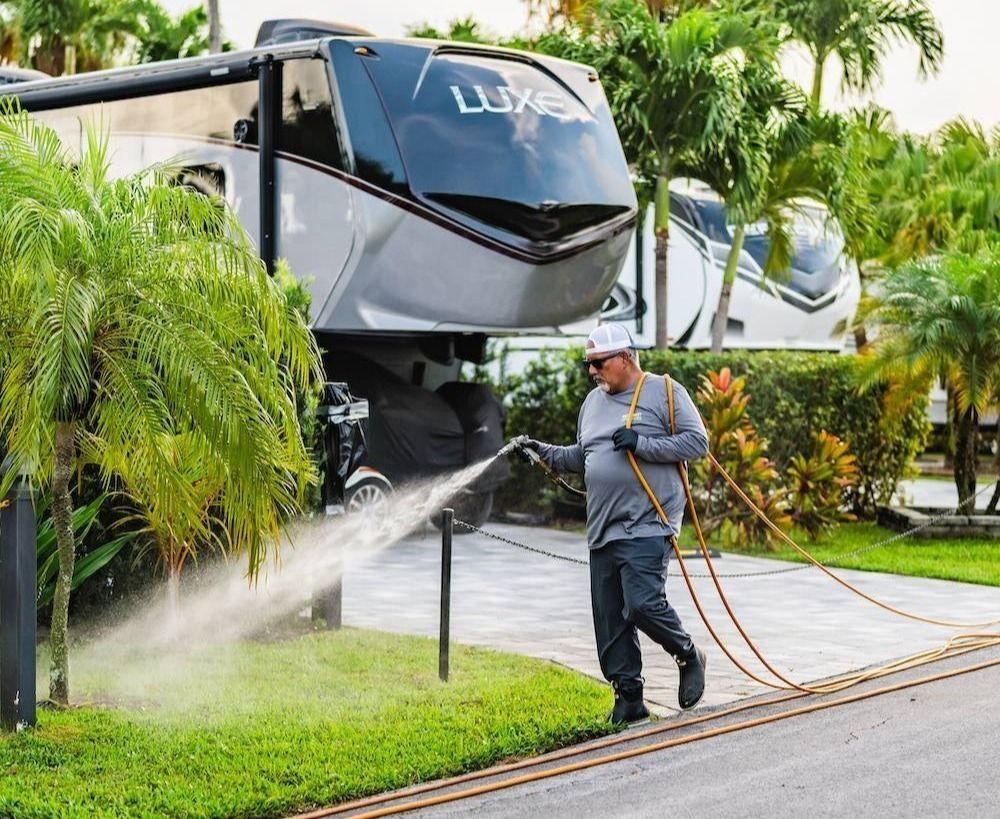 East Coast Sprayers truck providing fertilization and pest control services in Boynton Beach, FL-1 East Coast Sprayers truck providing fertilization and pest control services in Boynton Beach, FL-1