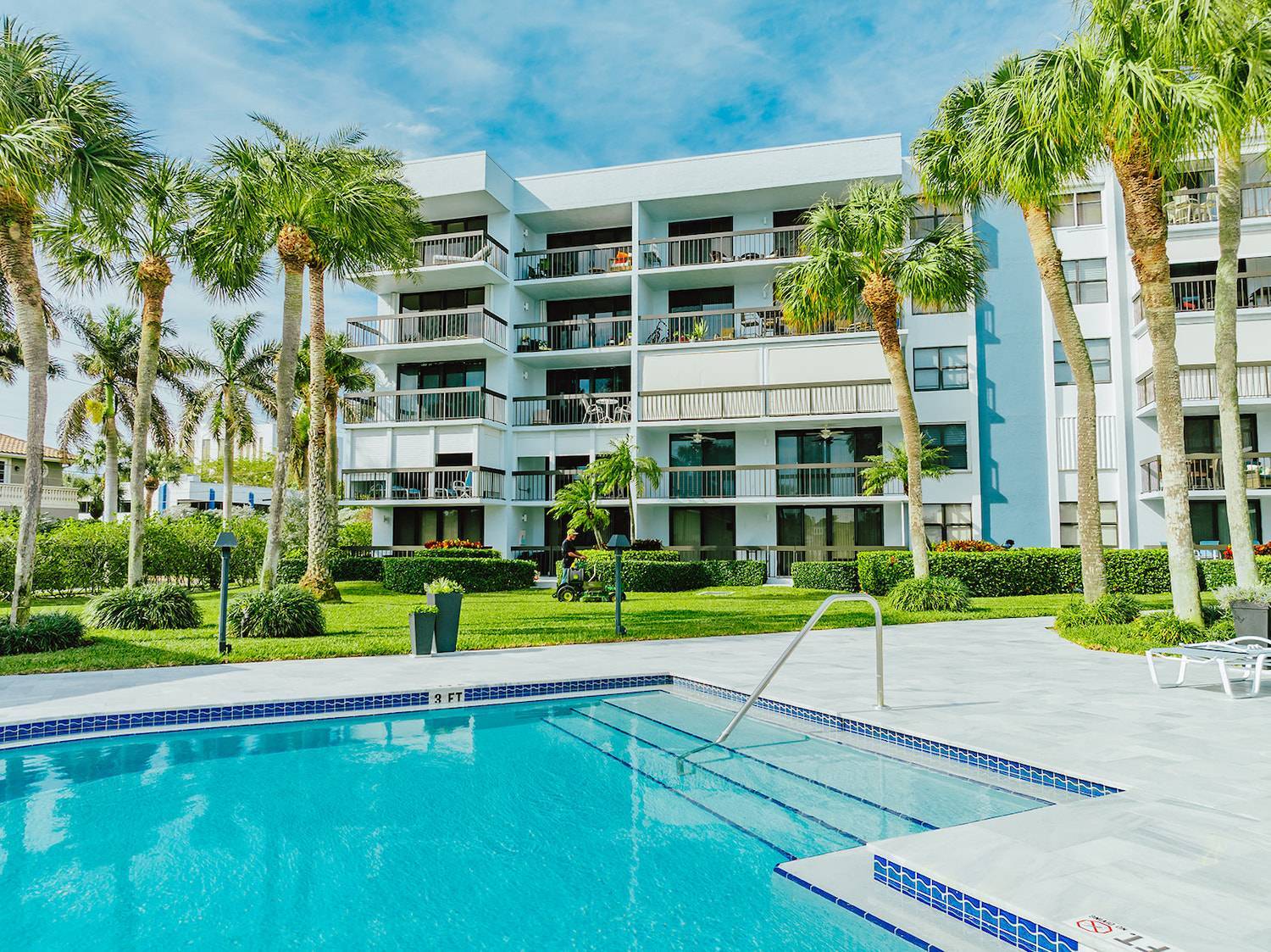 commercial landscape company performing routine commercial landscaping work in West Palm Beach, FL
